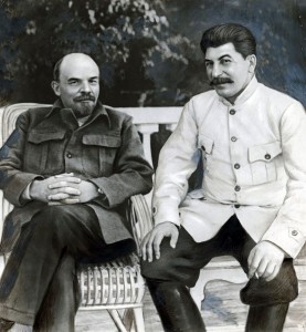 Pentru a evidenţia rolul presei în perioada comunistă, vă prezentăm o fotografie cu Lenin şi Stalin care nu a existat în realitate