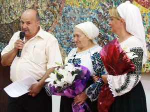 Domnica Trop, alături de publicistul Dorin Brozbă și de solista Nina Predescu, fericită de sărbătoarea creată în cinstea ei, la Muzeul Județean Gorj