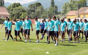 Sub comanda lui Cristi Pustai, nu mai puţin de 32 de fotbalişti se antrenează deja în catonamentul din Sibiu pentru a completa un lot de maxim 25 de jucători. 