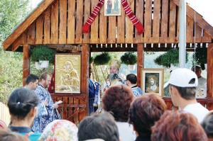 Localnicii din Broștenița au venit cu parastase, au intrat în altar și s-au rugat alături de Mitropolitul Olteniei