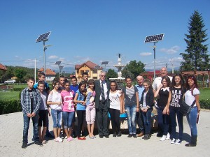 Elevii de la Cercul de Istorie “Antonie Mogoş” alături de primarul comunei Băleşti la activităţile din aceste zile