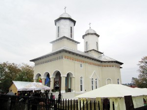 Construită în anul 1900, sfințită în 1912, Biserica Dumbrăveni a fost resfințită zilele trecute