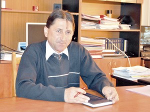 Primarul comunei Stănești, Vasile Pîrvulescu, pune mâna, la una cu localnici, în acțiunile de voluntariat