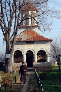 Biserica din satul Urdari, „Șantier în lucru”, dar fără lucrători