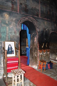 Pictura din biserică abia se mai vede, din cauza fumului de la lumânări