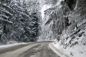 Doar în zonele de munte din Gorj peisajul mai aminteşte de iarnă