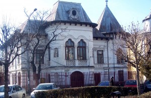 Dobruneanu era proprietarul casei renumitului  Vasile Moangă din strada Siretului