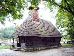 Biserica de lemn Ceauru farmecă vizitatorul prin elementele de construcție și împodobire