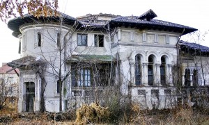 Clădirea din Plopşoru se află într-o stare avansată de degradare