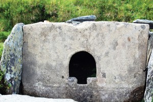 Izvorul Cald țâșnește dintr-o fântână cu o placă de piatră frontală, încrustată cu litere kirilice, construită în urmă cu 100 de ani