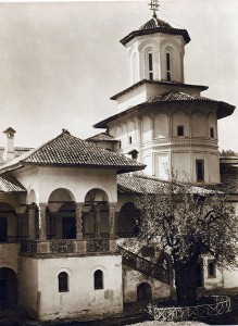 În secolul al XVIII-lea, ţăranii din Baia de Fier erau dependenţi de Mânăstirea Horezu