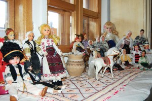O colecție de păpuși îmbrăcate în costume populare  autentice întregesc colecția