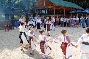 Copiii din comuna Runcu ce fac parte din ansamblurile folclorice din localitate au prezentat un program artistic pentru comunitate