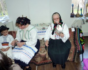 Costumul popular încă se mai păstrează în tradiția satului gorjean