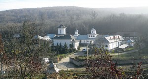 Principala realizare a lui Stoichiţă Râioşanu a fost construcţia Mânăstirii Strâmba