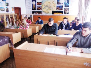 Elevii de gimnaziu dau examen la Limba Română și Matematică