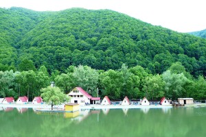 Pe Valea Cernei turistul are la dispoziție toate cele necesare relaxării