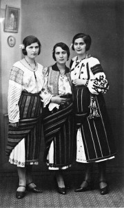 Tinere românce într-o fotografie din perioada interbelică