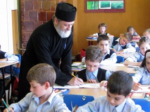 Profesorii de religie și preoții vor preda în continuare această disciplină în școlile gorjene