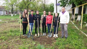 Elevii din Gorj au înfiinţat în 2015 plantaţii pomicole cu fonduri de la Consiliul Judeţean Gorj