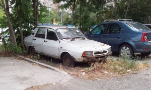 Cum numărul locurilor de parcare din Târgu Jiu este mai mic decât cel al mașinilor, ridicarea celor abandonate este mai mult decât oportună 