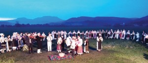 Zeci de tineri și adulți, în costume populare tradiționale, s-au prins în Hora de pomană în Câmpia Soarelui 