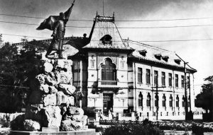 În anii comunismului, clădirea Liceului „Tudor Vladimirescu” a fost extinsă şi preluată apoi de învăţământul universitar