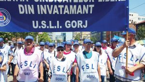 Peste 100 de dascăli au protestat la Bucureşti