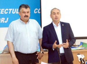 Inspectorul școlar general Ion Ișfan și  vicepreședintele Consiliului Județean Gorj, Ciprian Florescu, au premiat câștigătorii