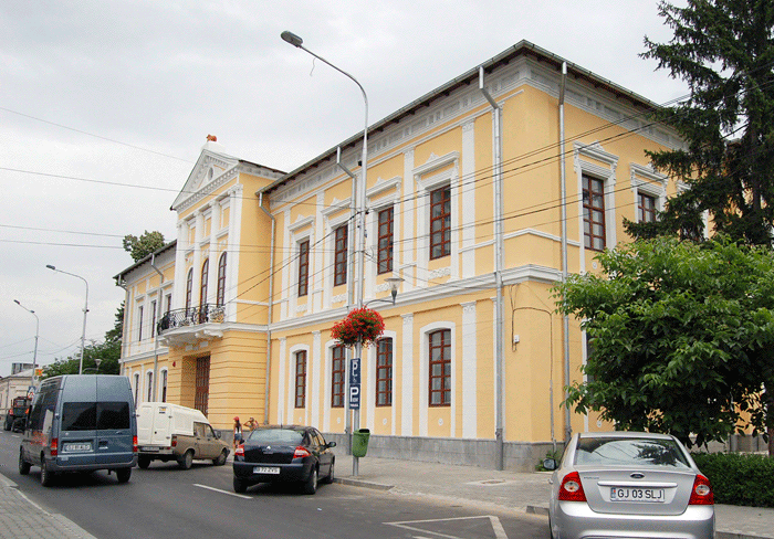 De numele lui Vasile Lascăr se leagă multe realizări ca primar al orasului Târgu-Jiu, aici în actuala clădire a muzeului Judeţan Gorj funcţionând Primăria în acele vremuri