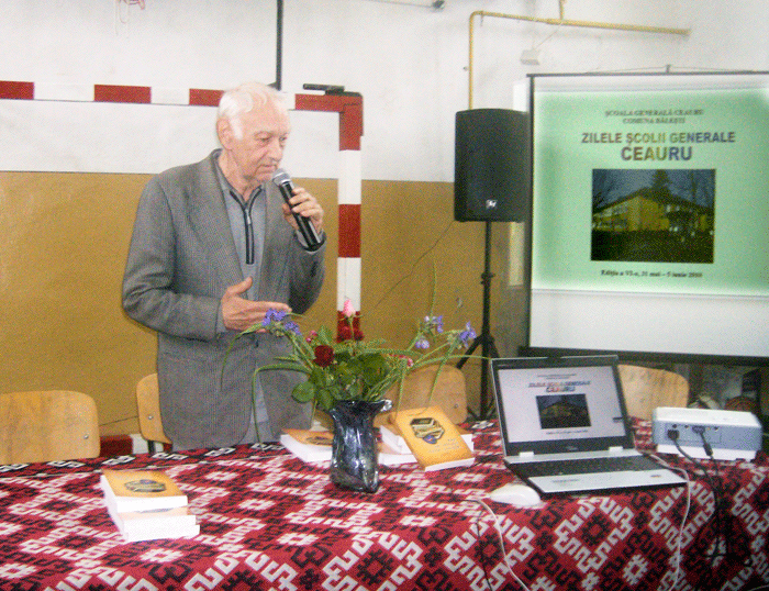Vlad Maghieru adresându-se unor elevi