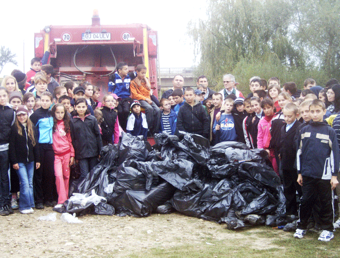 Elevii de la Scoala Generala Ceauru au curătat malurile râurilor Jales si Rasova