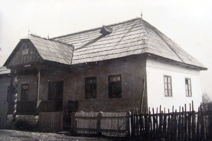 Primăria Ceauru şi-a păstrat sediul din imagine până în anul 1964 când satul a fost strămutat, comuna a fost desfiinţată în 1968