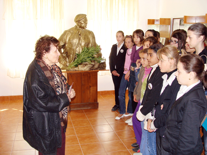 Mitzura Arghezi prezinta Muzeul Memorial Tudor Arghezi unor elevi din Targu Carbunesti