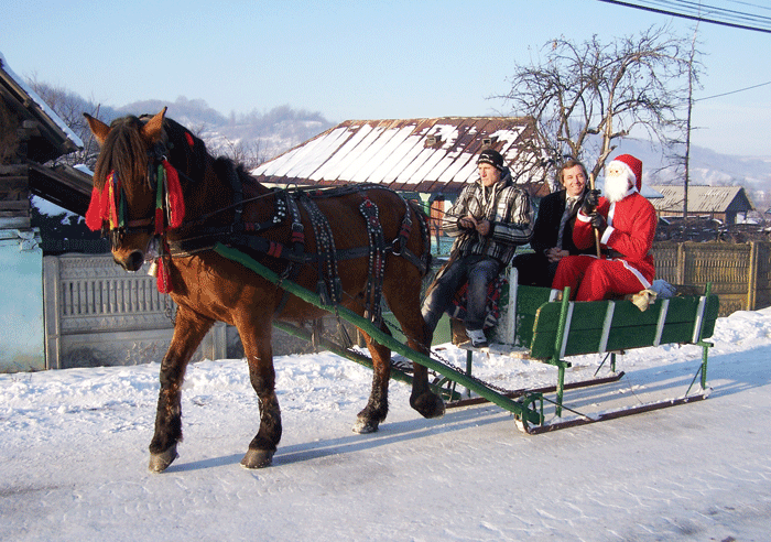 La Negomir, Moş Crăciun vine în toiul zilei, cu sania trasă de un cal de rasă