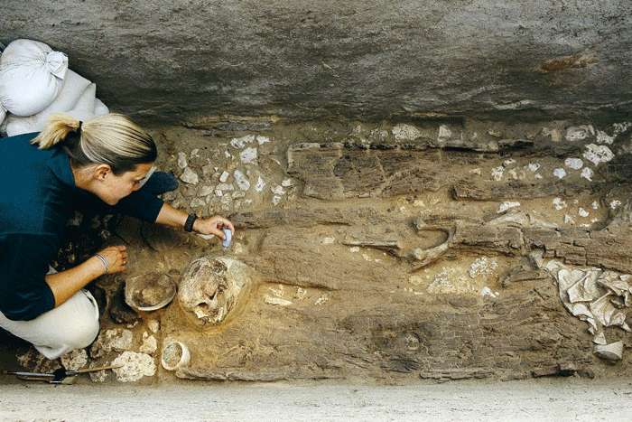 Arheologii gorjeni au făcut descoperiri importante privind ritul şi ritualul înmormântării în necropola de la Teleşti
