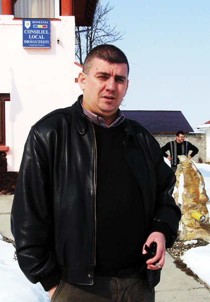 Primarul Vasile Moşoiu promite să termine de asfaltat Drăguţeştiul până în iunie 2012