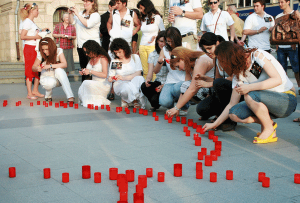 În fiecare an, Memorialul Lumânărilor Aprinse a adunat noi adepţi şi a atenţionat autorităţile în legătură cu importanţa protejării populaţiei împotriva HIV/SIDA