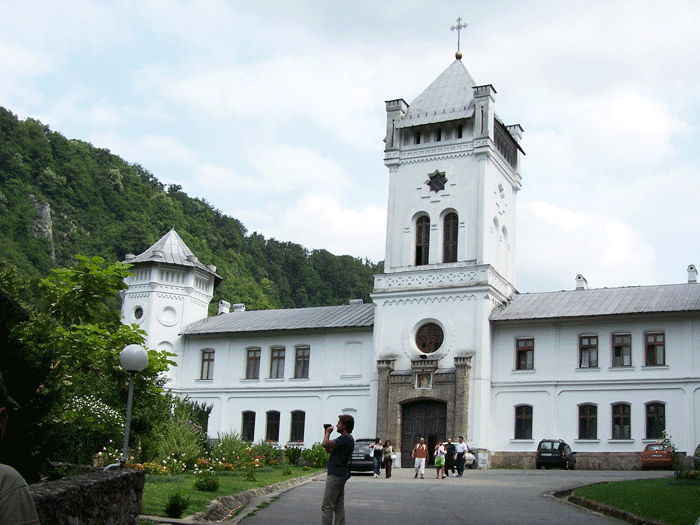 Mânăstirea Tismana, un loc de linişte şi închinăciune