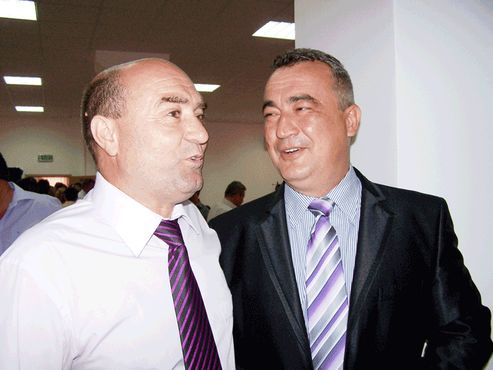 Deşi nu a intrat cu oamenii lui în nou formatul SME Jilţ- Turceni, Eugen Iovan (foto stânga) l-a felicitat personal pe preşenintele ales, Adrian Marciuc