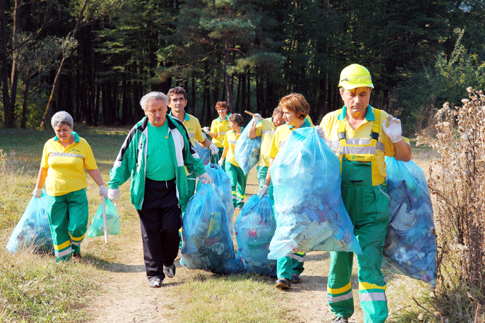 O echipă de voluntari de la Lafage a curăţat locul de picnic de pe valea pârâului Calul din Leleşti