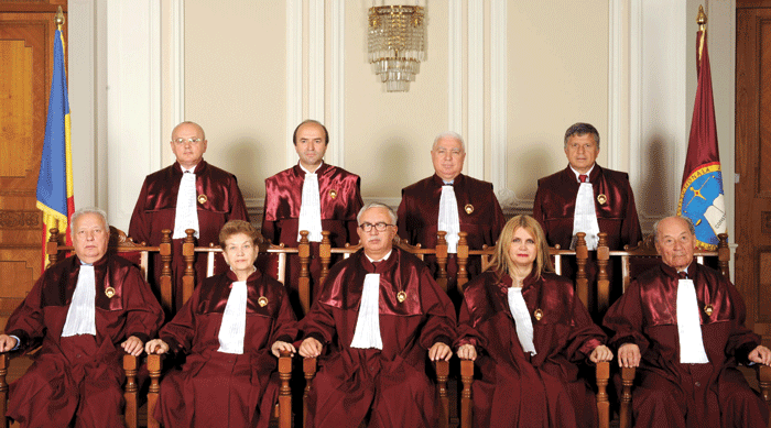 6 judecători ai Curţii Constituţionale, reclamaţi penal la Haga