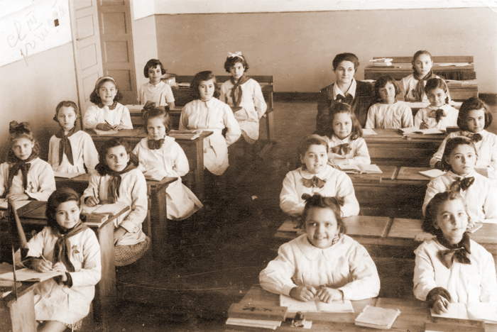 Anii de după război au fost foarte dificili atât pentru toți românii cât și pentru actorii școlii, profesori și elevi
