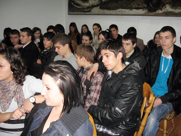 Elevii din Târgu-Jiu, Galați și Craiova și-au dat mâna pentru a participa la o acțiune utilă pentru viitorul lor.