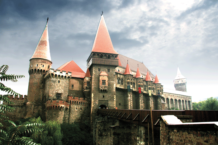 Castelul Huniazilor este o fericită îmbinare a elementelor gotice cu cele baroce și renascentiste