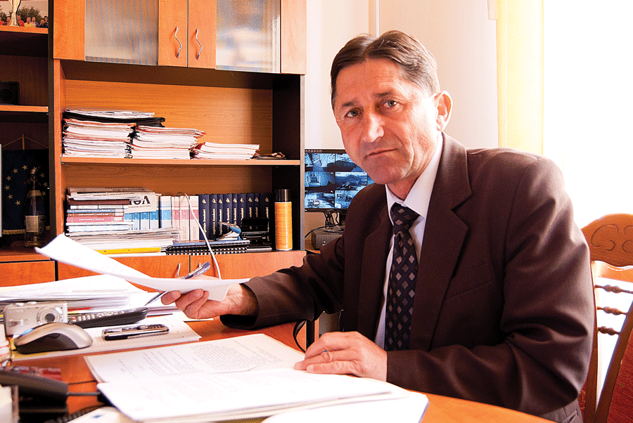 Vasile Pîrvulescu, primarul comunei Stănești, a atras fonduri guvernamentale și europene nerambursabile în 2014 și vrea să continue în 2015
