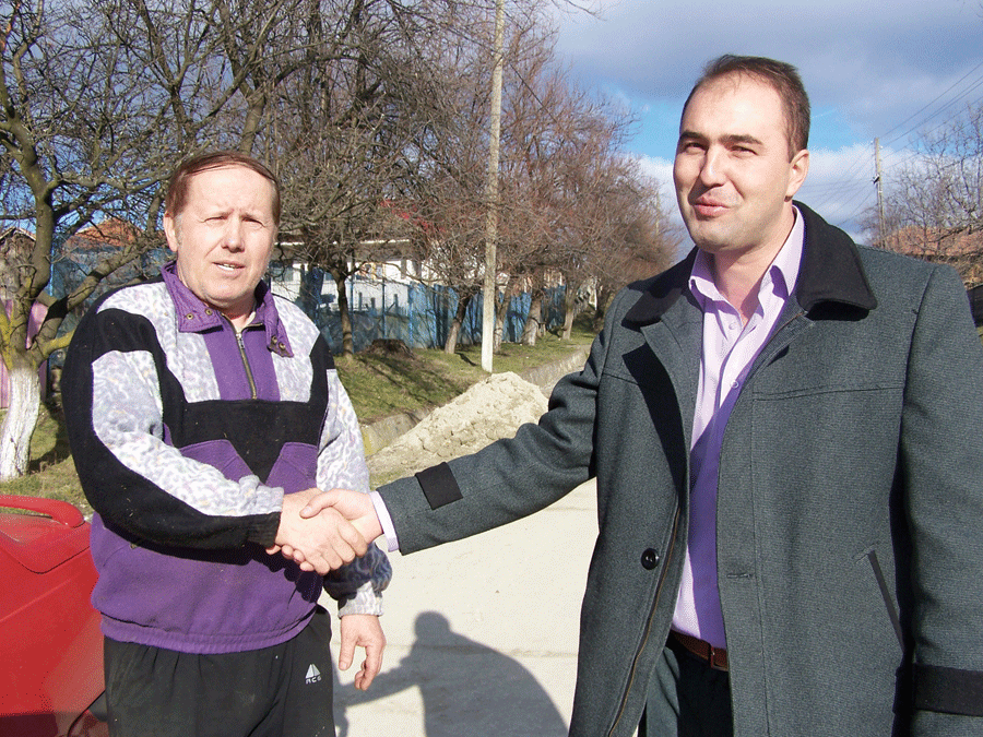 Primarul Liviu Cotojman (foto dreapta) şi fostul primar, Cristinel Faităr (foto stânga), bătând palma înainte de confruntarea politică din iunie