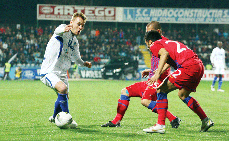 Alexandru Maxim (la minge), a evoluat la înălţime şi în partida cu Steaua, dovedind că este liderul noii generaţii de tineri jucători de la Pandurii.