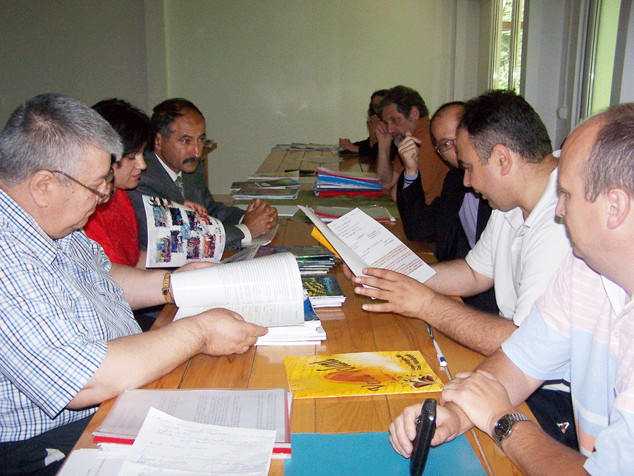 O parte a membrilor juriului de la Tismana în plină activitate
