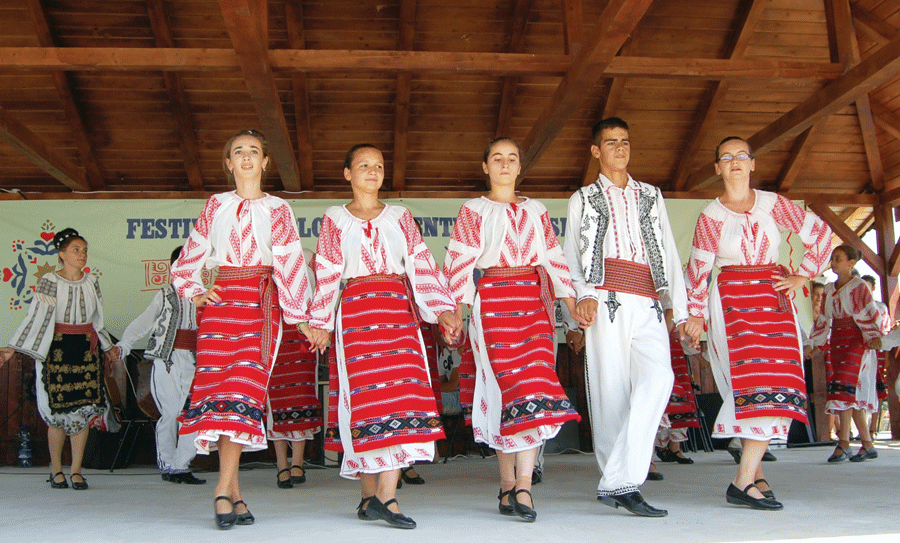 Copiii și tinerii dansatori din toate comunele au primit premii de excelență, pentru străduința lor în păstrarea tradițiilor gorjenești
